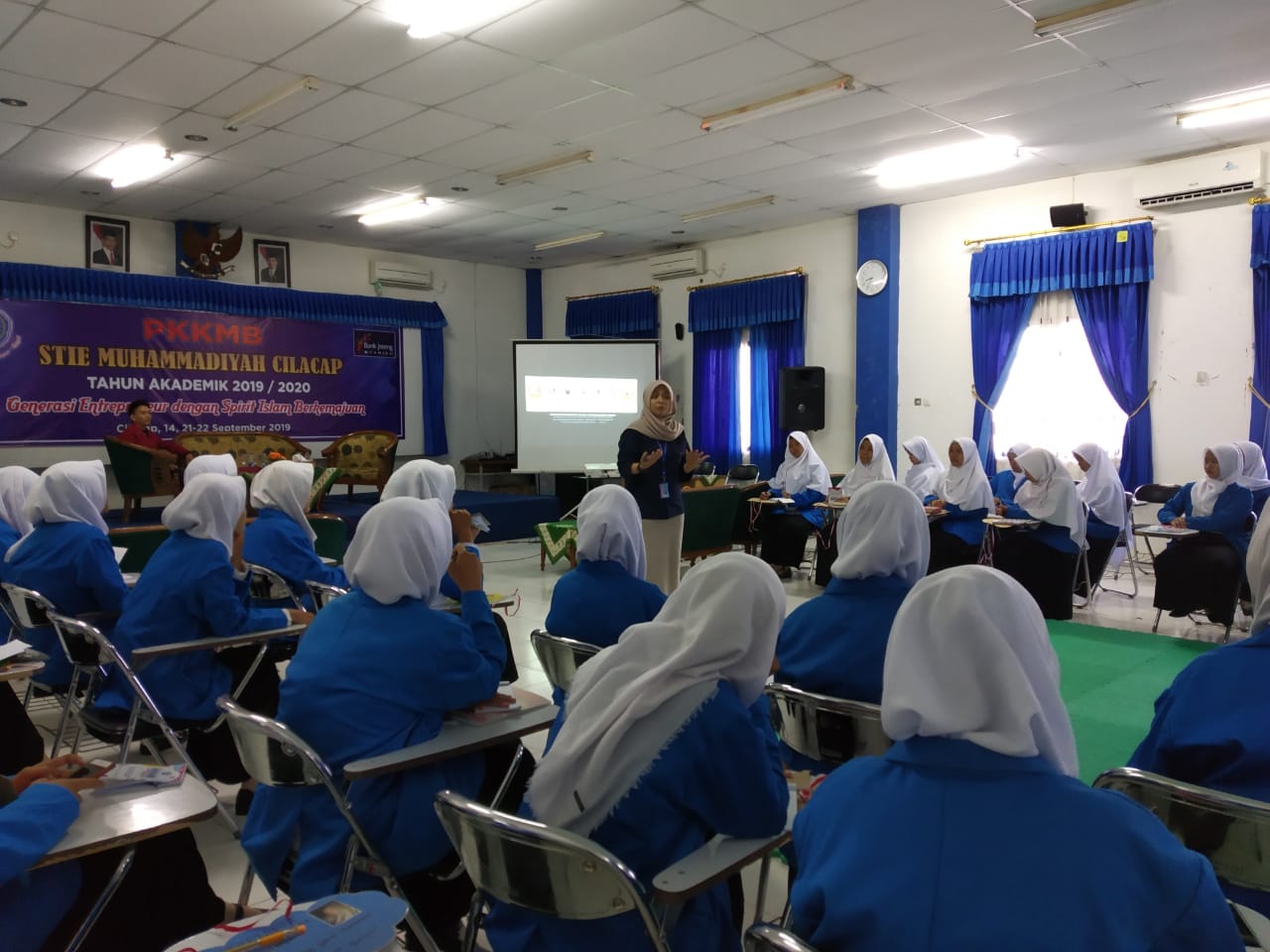 BNN Kabupaten Cilacap Sosialisasikan Bahaya Penyalahgunaan Narkoba pada Mahasiswa Baru STIE Muhammadiyah Cilacap BNN Kabupaten Cilacap Sosialisasikan Bahaya Penyalahgunaan Narkoba pada Mahasiswa Baru STIE Muhammadiyah Cilacap