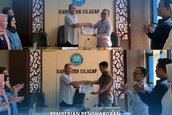 Kepala BNN Kabupaten Cilacap Serahkan Penghargaan bagi Pegawai dan Petugas Pelayanan Terbaik Periode Januari 2025