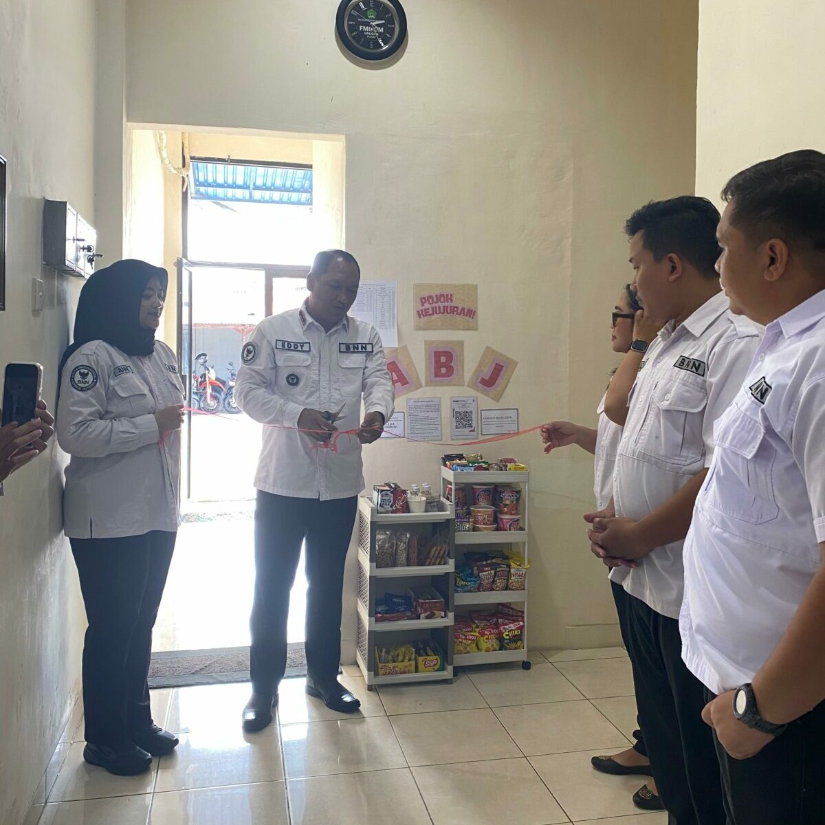 Perkuat Integritas Pegawai, Kepala BNN Kabupaten Cilacap Launching Pojok "Aku Bangga Jujur" Perkuat Integritas Pegawai, Kepala BNN Kabupaten Cilacap Launching Pojok “Aku Bangga Jujur”